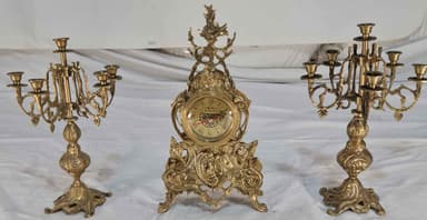 Каминен часовник с два броя свещници изцяло от бронз.
