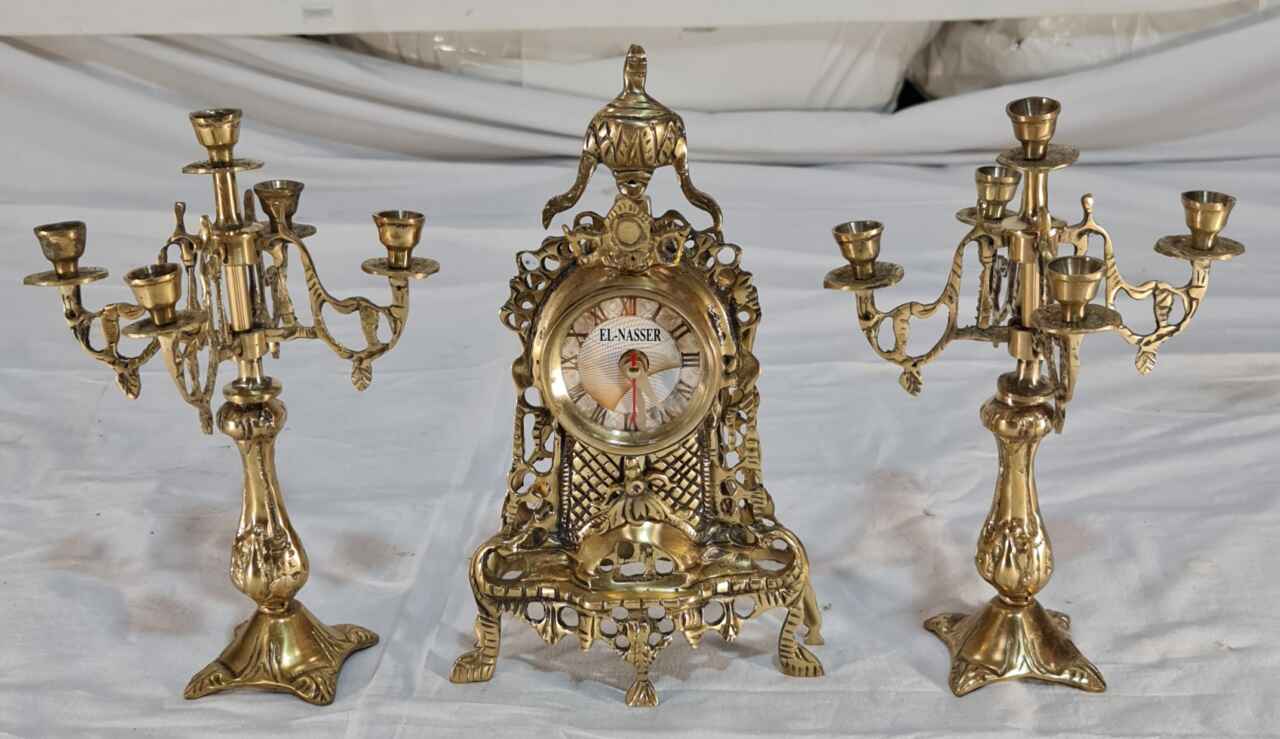 Каминен часовник с два броя свещници от бронз.