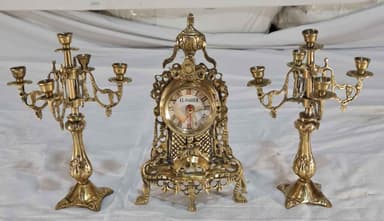 Каминен часовник с два броя свещници от бронз.