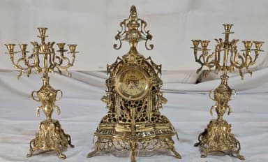 Каминен часовник с два броя свещници изцяло от бронз.
