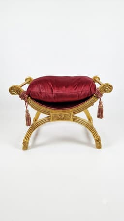 Табуретка с възглавница. 2