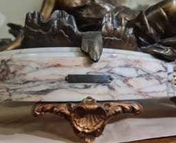 Паркетен механичен часовник с две вази от бронз и мрамор " A LA SOURCE ", производство края на 19 век от френския скулптор louis Francois Moreu. 2