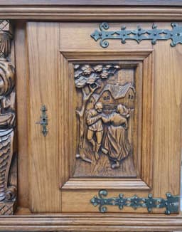 Комплект трапезария от дъб състояща се от витрина, трапезна маса и 6 броя трапезни столове внос от Нидерландия. 5
