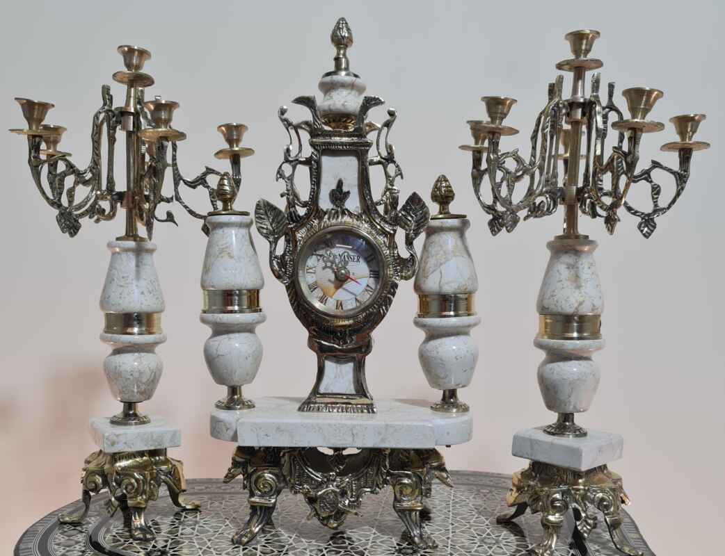 Каминен часовник в комплект с два броя свещници от бронз и мрамор.