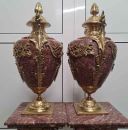 Комплект от два броя масивни колони от мрамор и бронз з ваза. 5